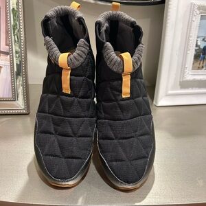 Teva  woman Black and Orange Quilted Boots size 9